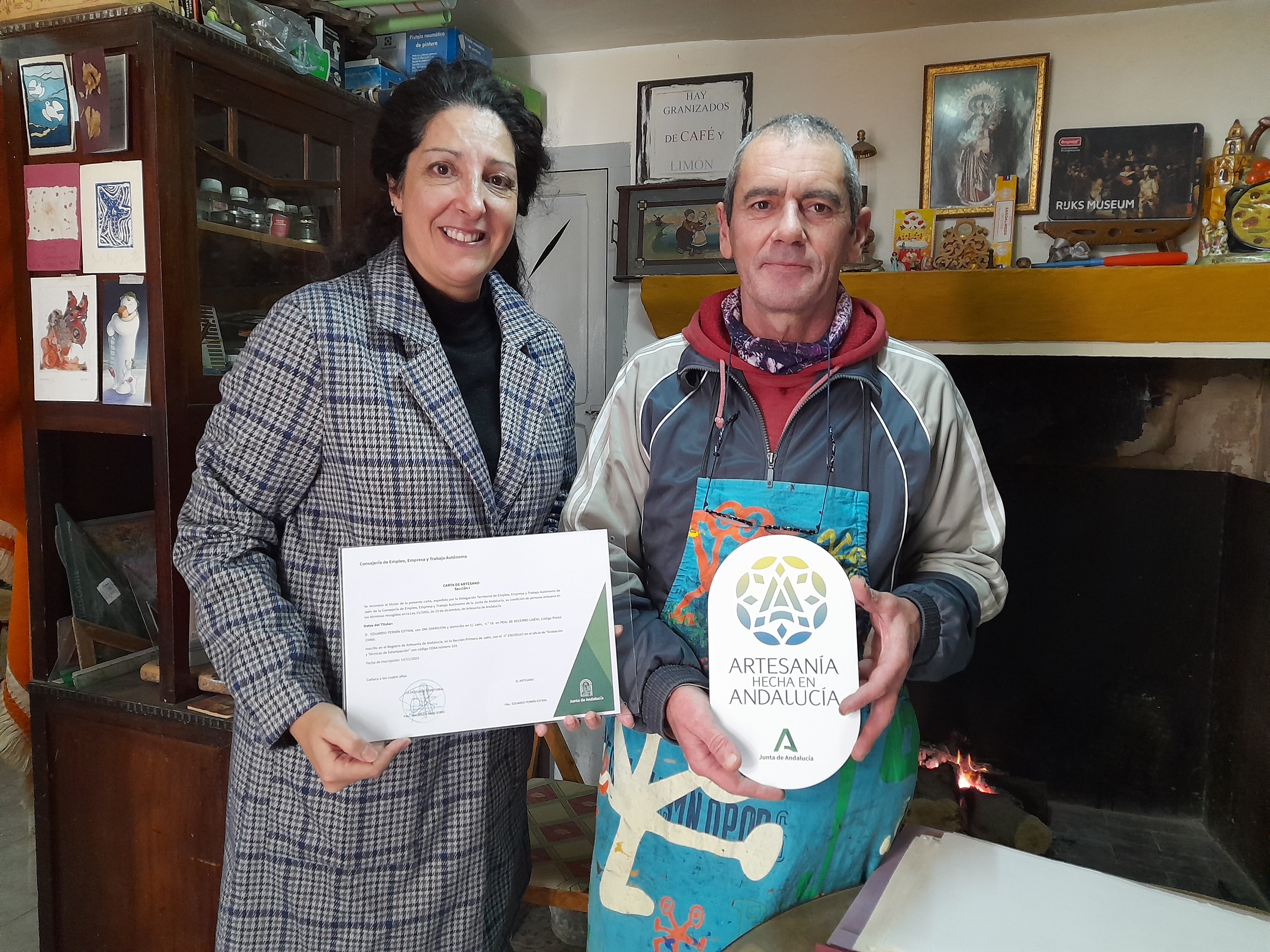 Ana Mata y Eduardo Fermín con el distintivo &quot;Artesanía hecha en Andalucía&quot;