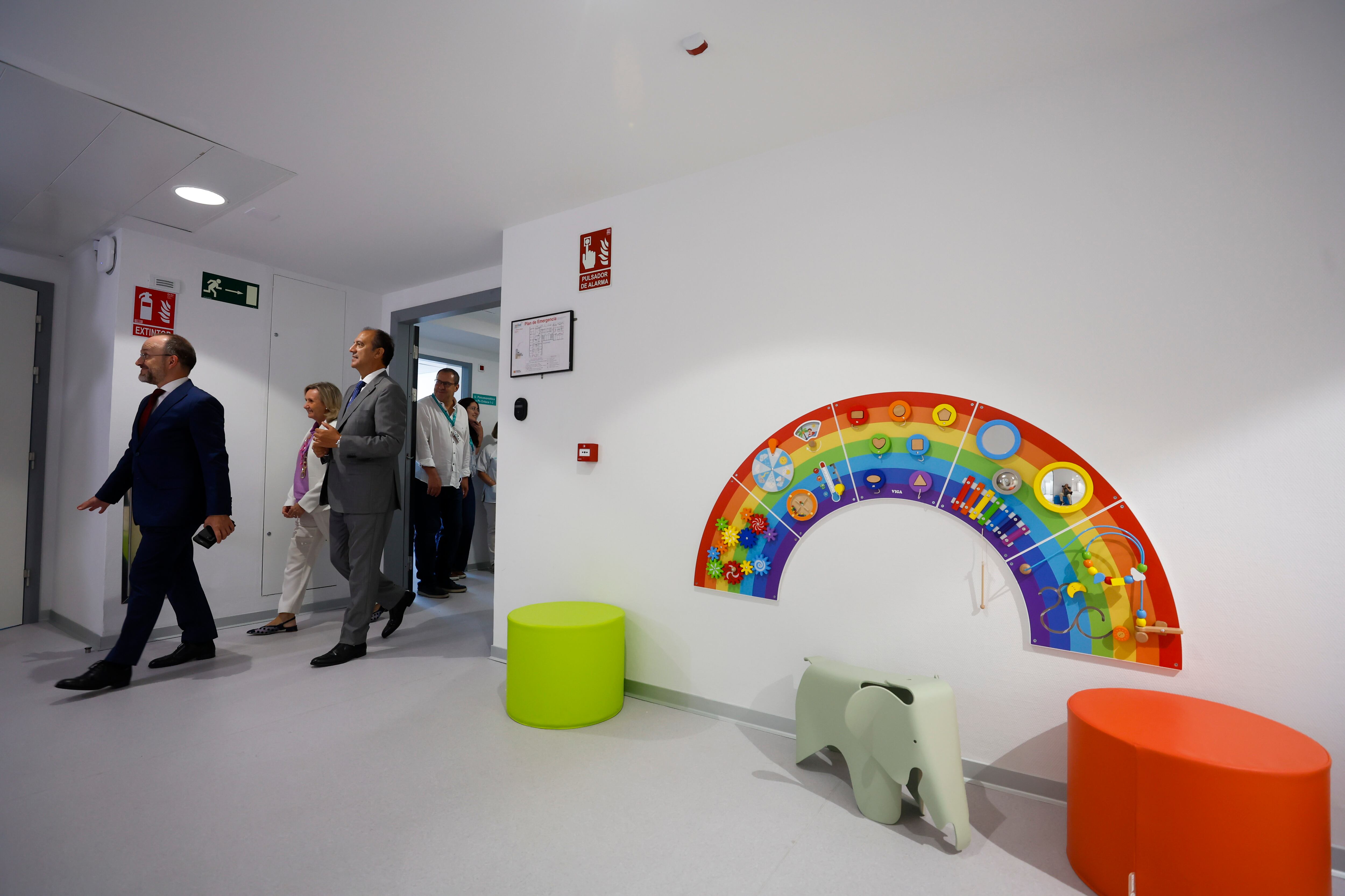 ZARAGOZA, 18/09/2025.- El consejero de Sanidad, José Luis Bancalero (d), junto al director general de Salud Mental, Manuel Corbera (i), durante la inauguración del nuevo hospital de día de salud mental infantojuvenil del Hospital Infantil de Zaragoza. EFE/Javier Cebollada
