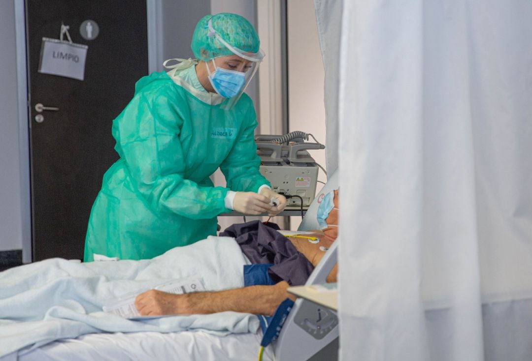 Una sanitaria en el Hospital del Vinalopó