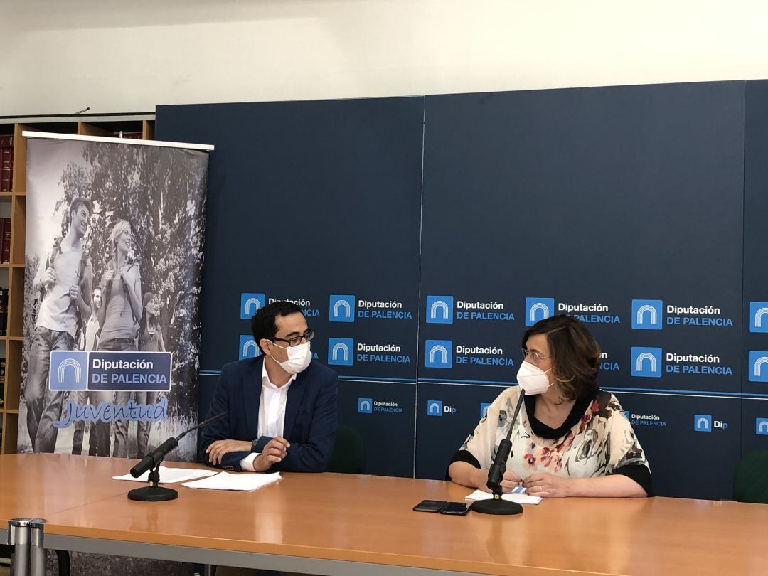 La presidenta de la institución provincial, Ángeles Armisén, junto al diputado delegado del área de Juventud, Juan Antonio Obispo