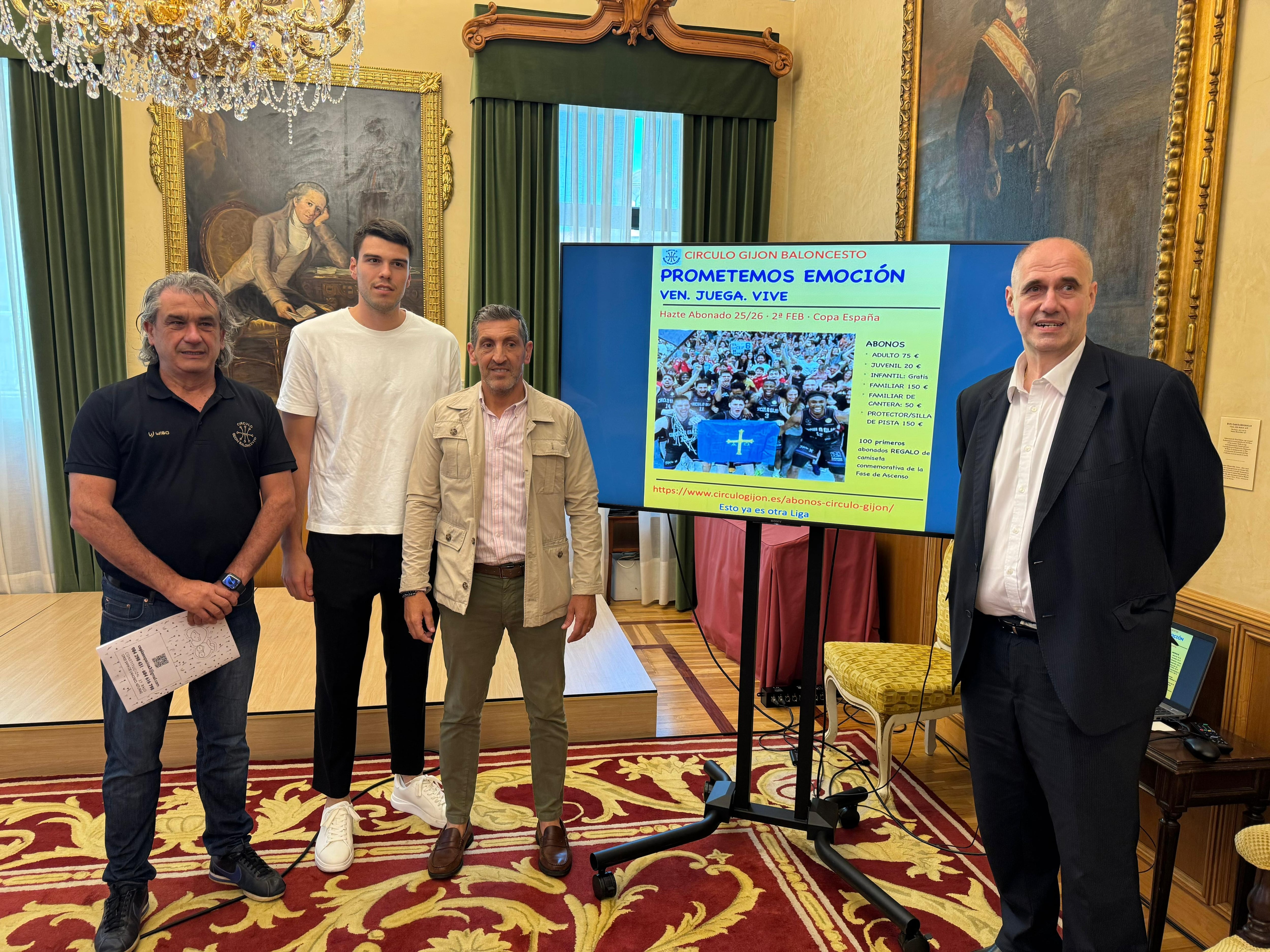 El entrenador Nacho Galán, el jugador Javier Menéndez, el concejal Jorge Pañeda y el presidente Carlos Rodellar junto al cartel de la campaña de abonados del Círculo Gijón Baloncesto.