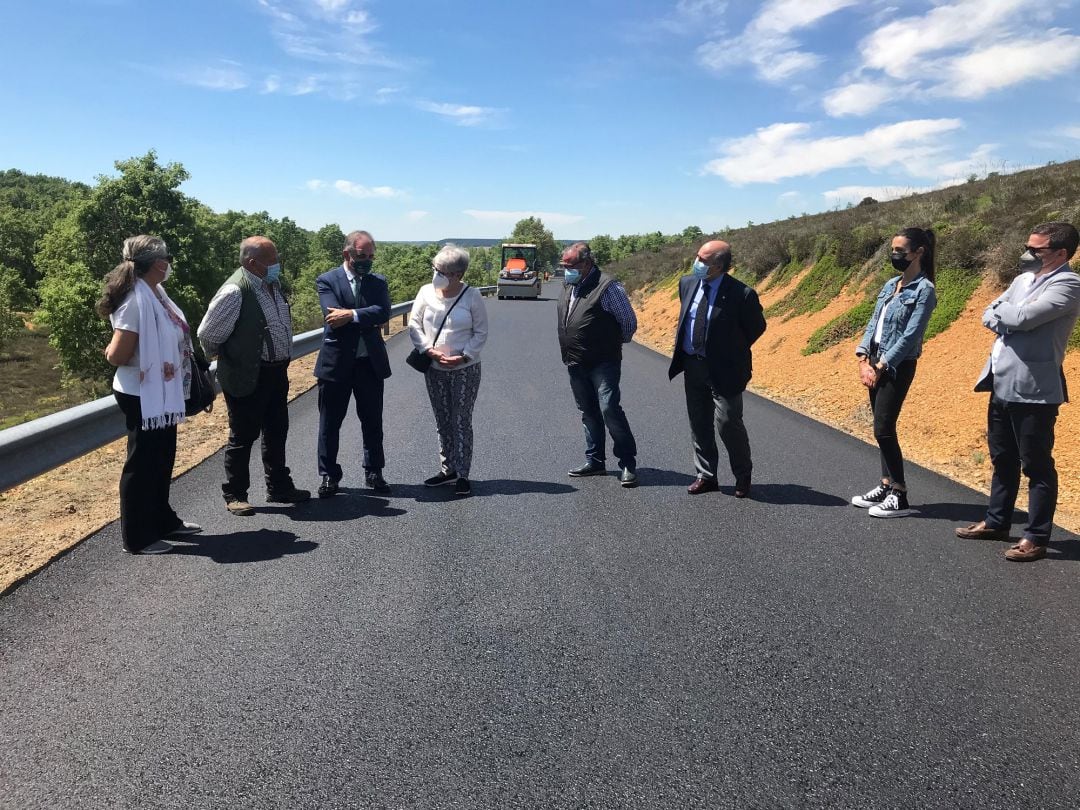 El delegado de la Junta visita las obras de conservación de la carretera P-223 en Báscones de Ojeda