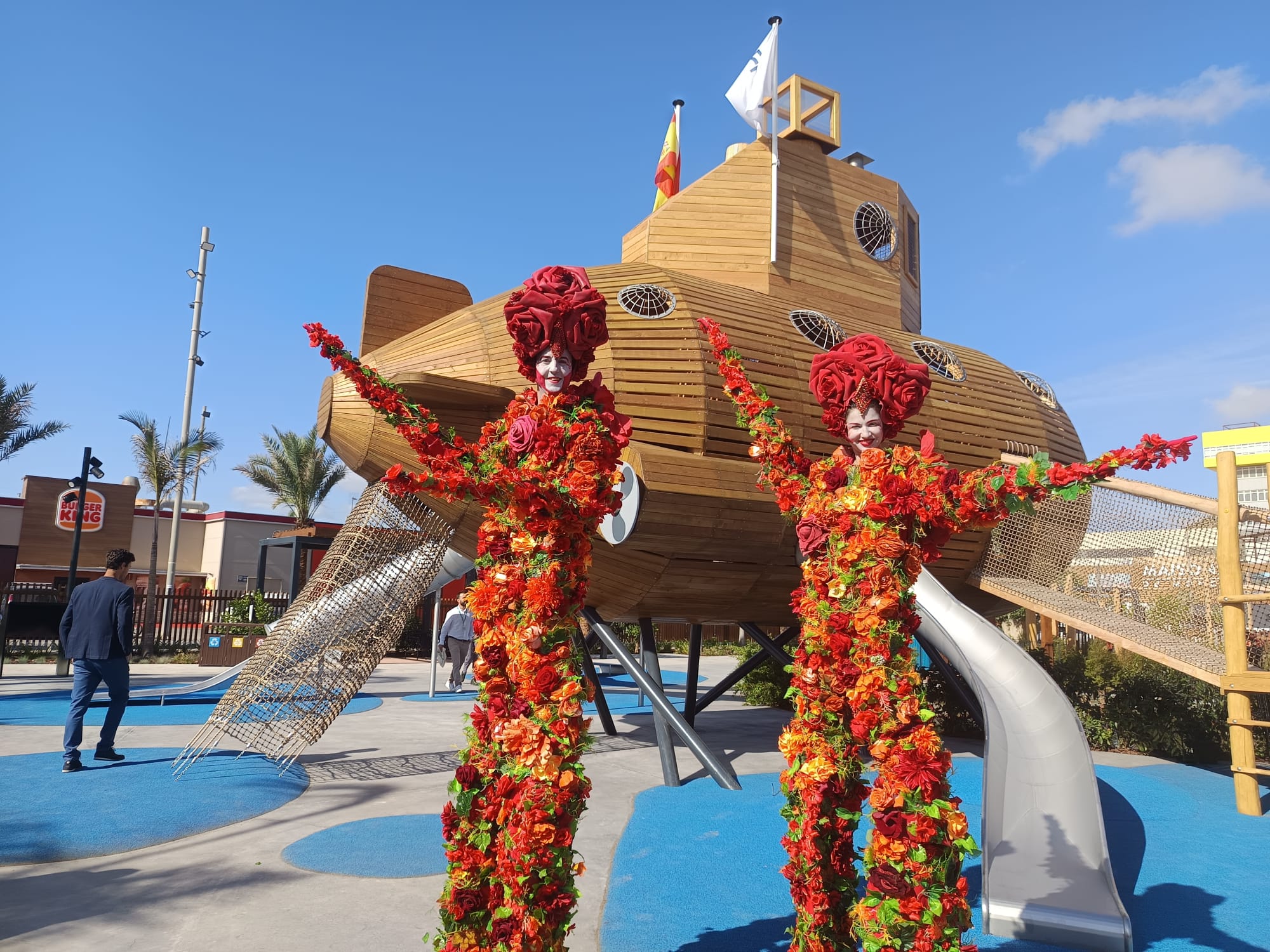 Parque Mediterráneo elimina barreras arquitectónicas, mejora la seguridad y estrena nuevas áreas de ocio contando con empresas y artistas locales