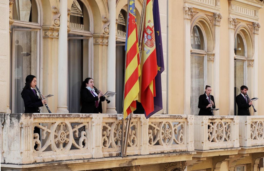 Un grupo de música toca desde los balcones aledaños al Palau de la Generalitat durante este 9 d’octubre que se celebra con un programa adaptado para prevenir la expansión de la pandemia del coronavirus, pero reivindicando la historia de fortaleza y resilencia del pueblo valenciano.