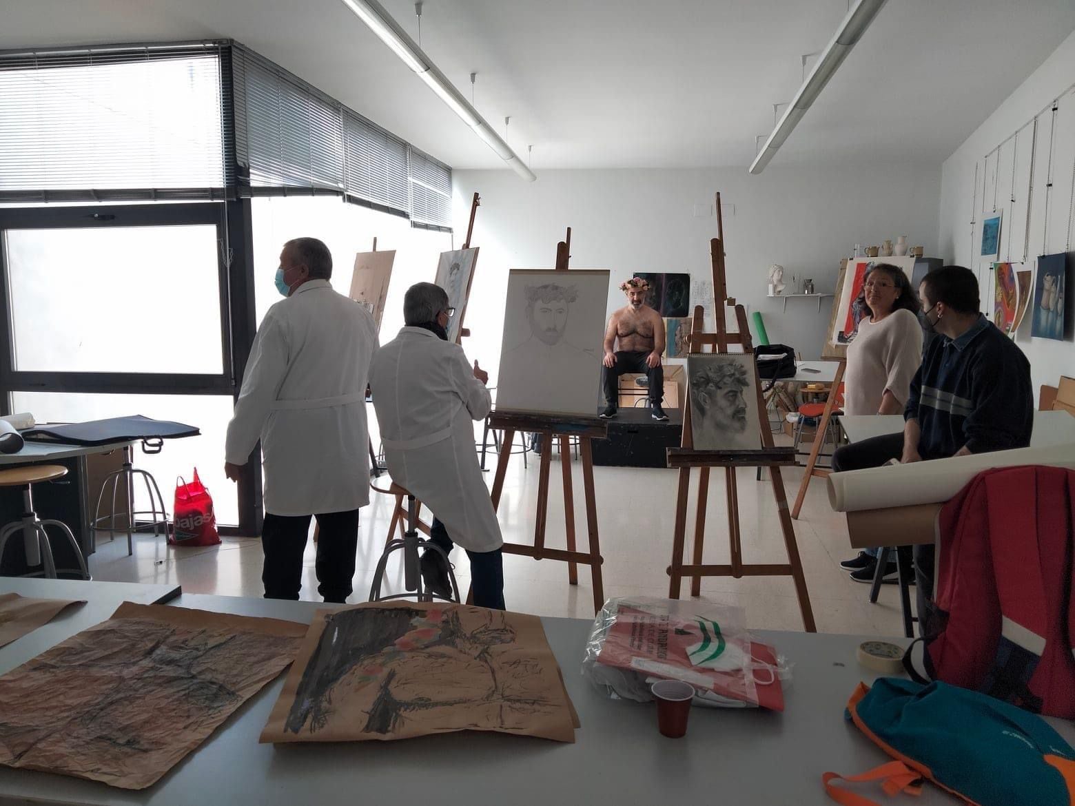 Alumnado de la Universidad Popular Municipal de Jaén durante una clase de arte