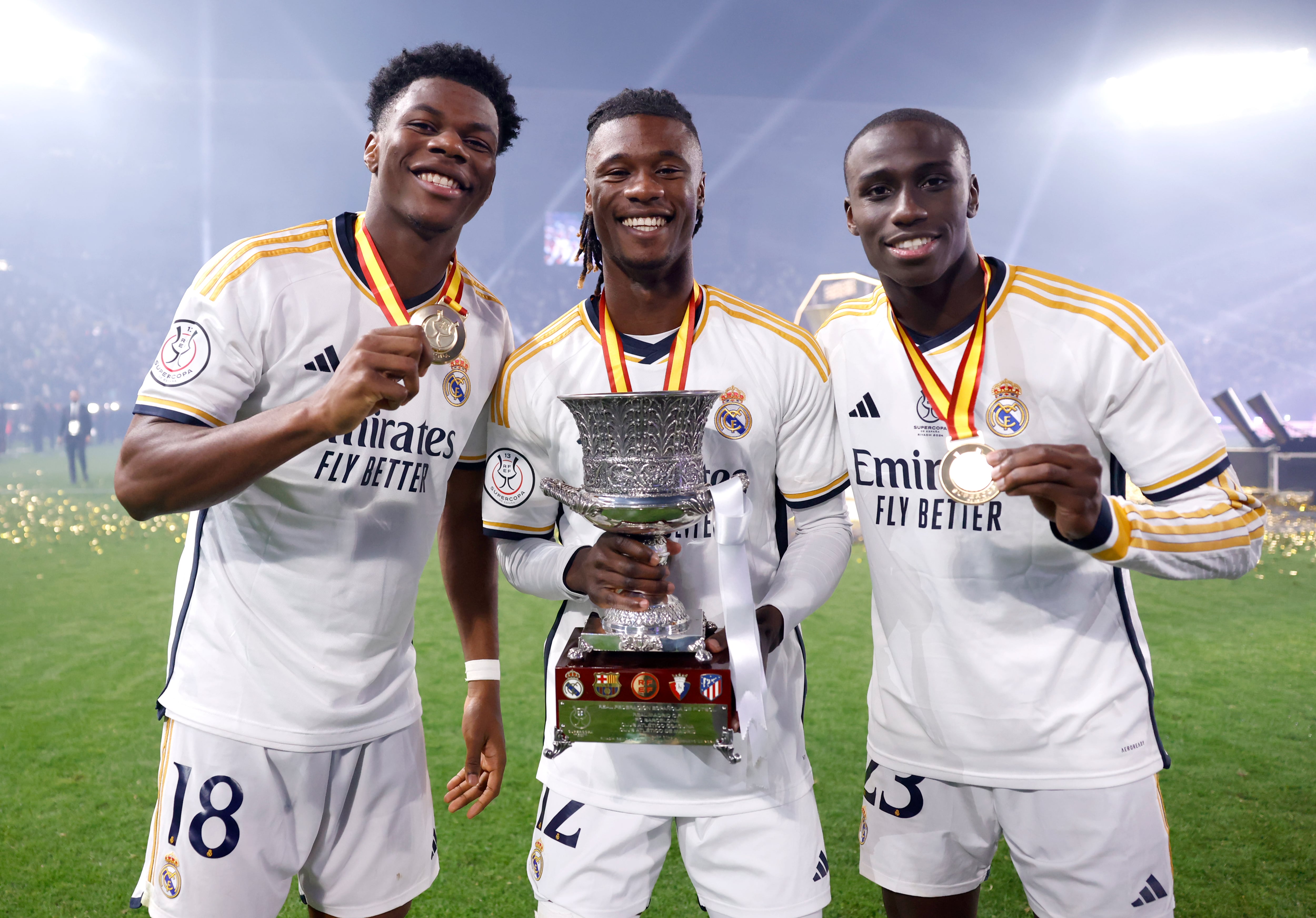 Aurelien Tchouameni, Eduardo Camavinga y Ferland Mendy celebran la Supercopa de España ante el Atlético de Madrid. (Photo by Antonio Villalba/Real Madrid via Getty Images)