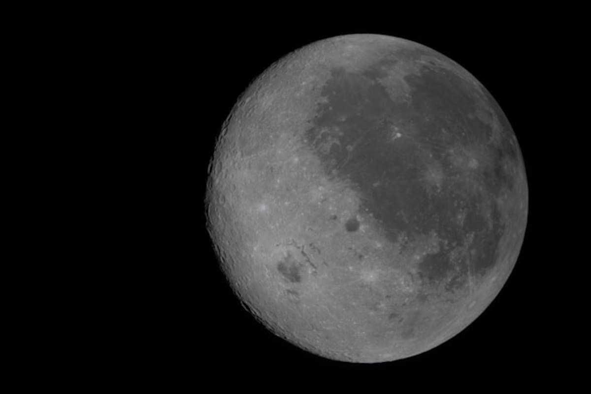 La cara visible de la luna al lado derecho y la cara oculta al izquierdo