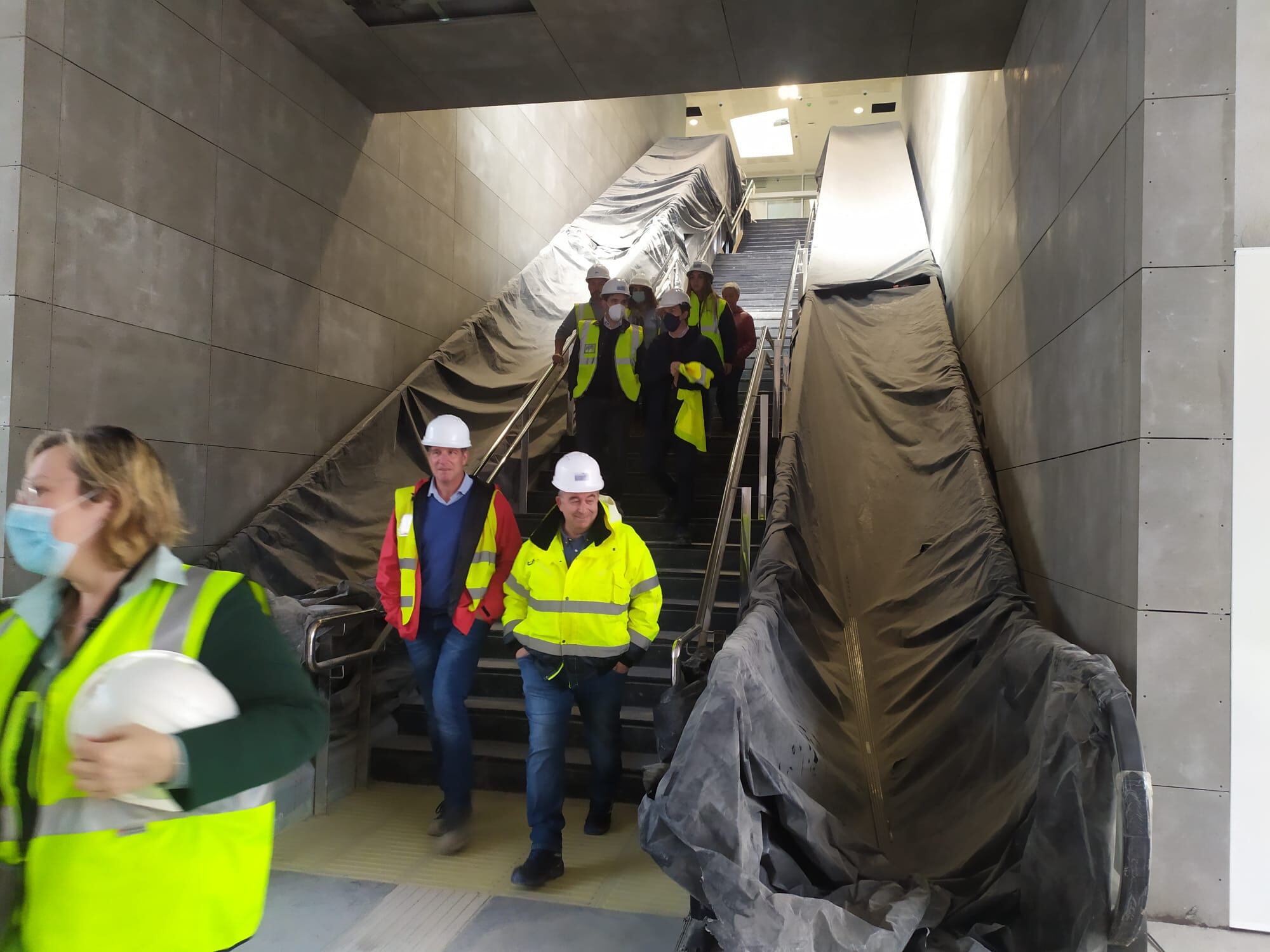 Accesos a las vías del AVE desde la sala de embarque de la estación de Murcia del Carmen