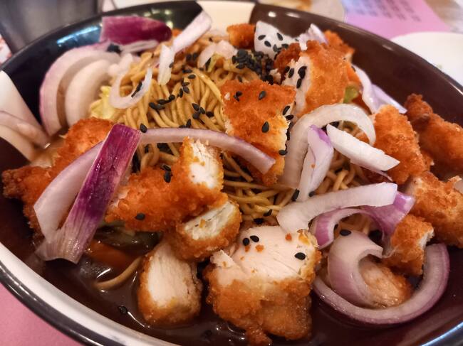 Wook de noodles con pollo, miel y soja en Bokallena