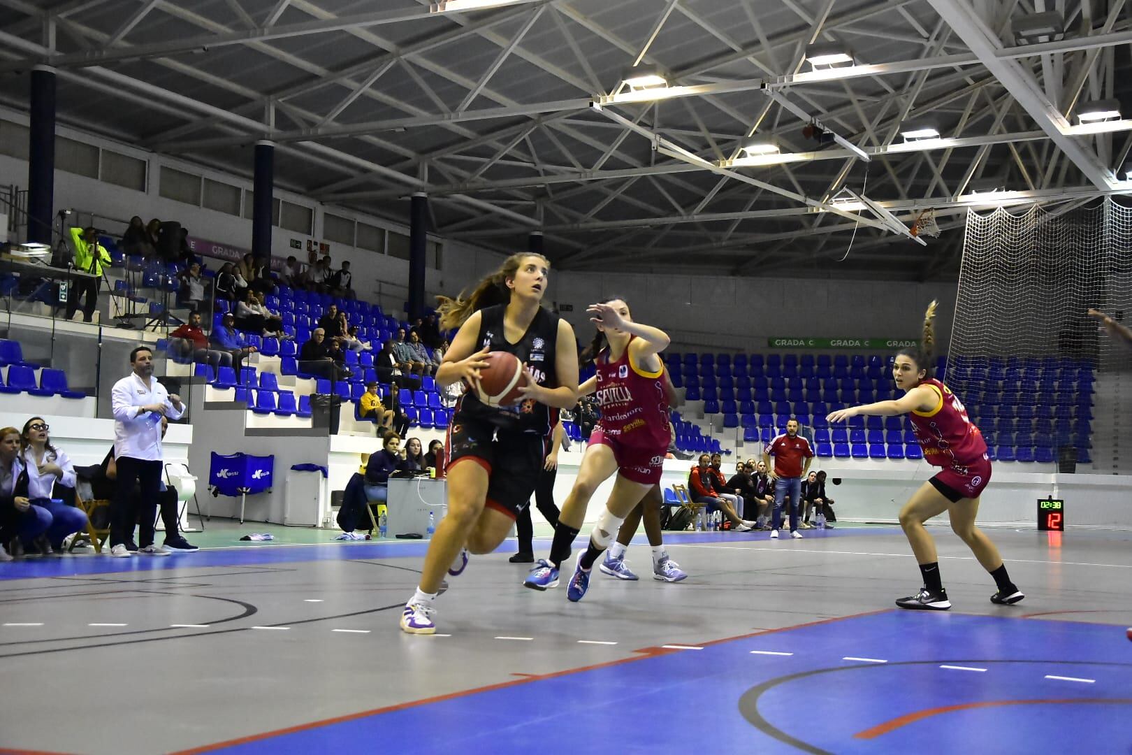 La lanzaroteña Carolina Mateo acercándose a la canasta sevillista.