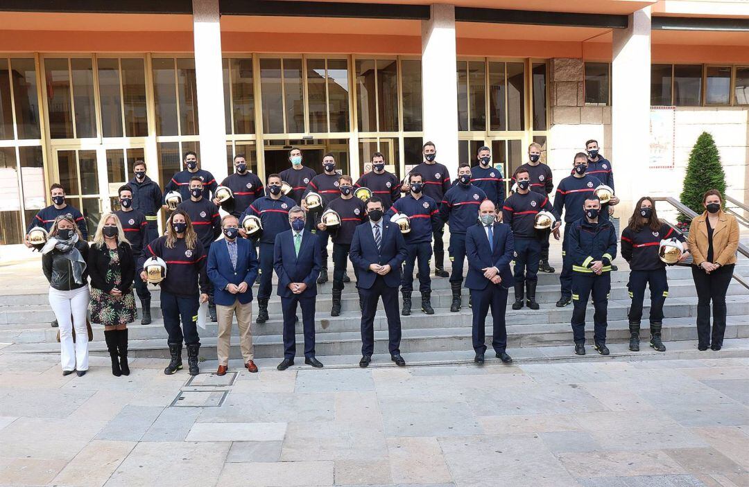 Foto de familia de los nuevos bomberos incorporados