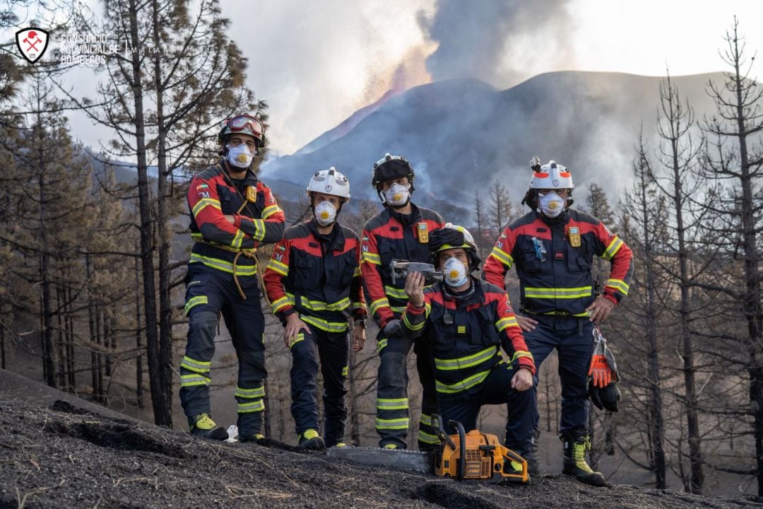 Parte del primer retén de bomberos de Málaga que llegó el pasado fin de semana a La Palma