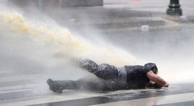 Los manifestantes antigubernamentales en Estambul siguen en pie de guerra, con nuevas protestas tras la larga noche de enfrentamientos con la Policía, que mantiene la plaza Taksim y el parque Gezi cerrados.