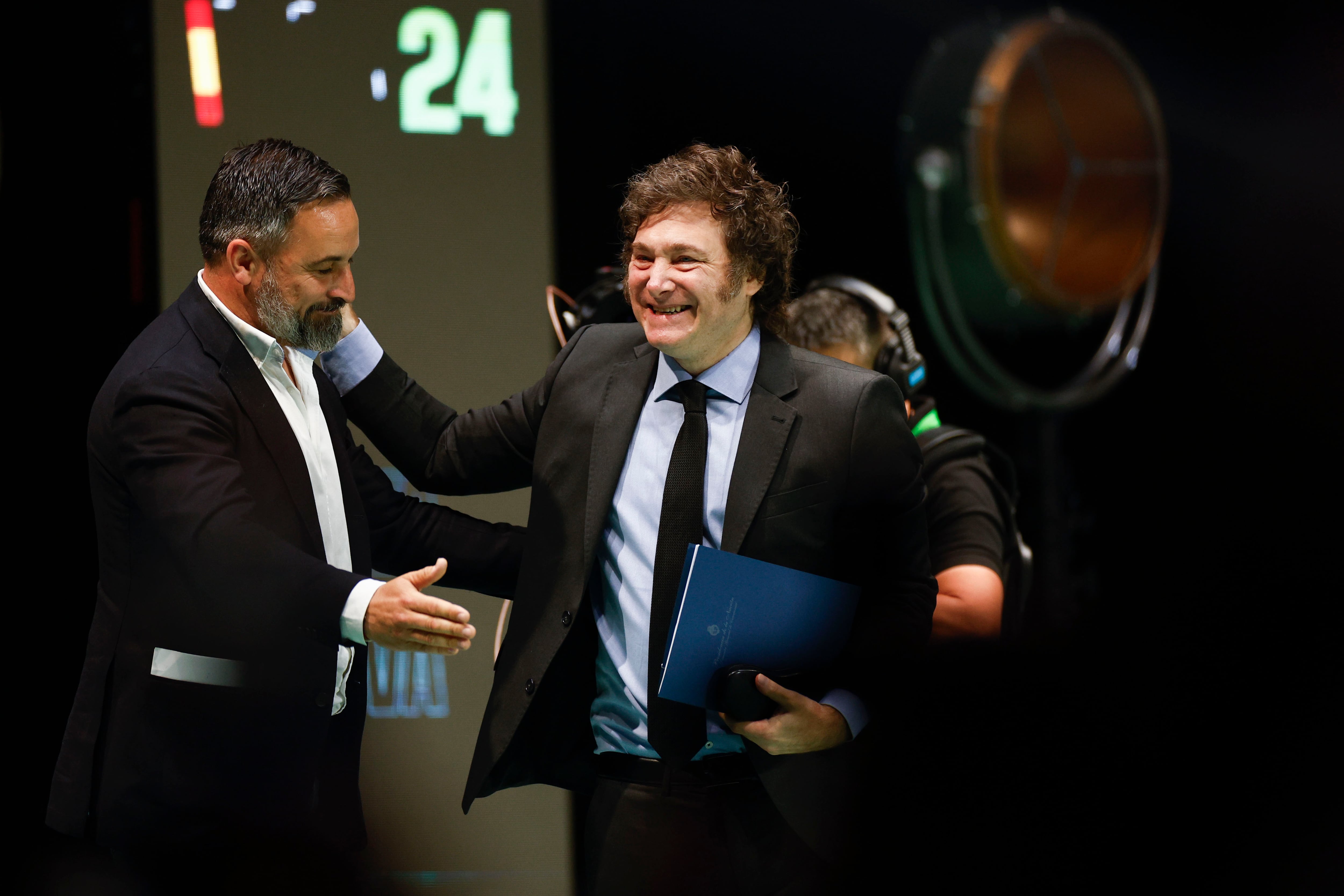 El líder de Vox, Santiago Abascal (i), junto a Javier Milei (d), presidente de Argentina, tras su intervención en la convención política de Vox &#039;Europa Viva 24&#039; en el Palacio de Vistalegre en Madrid.