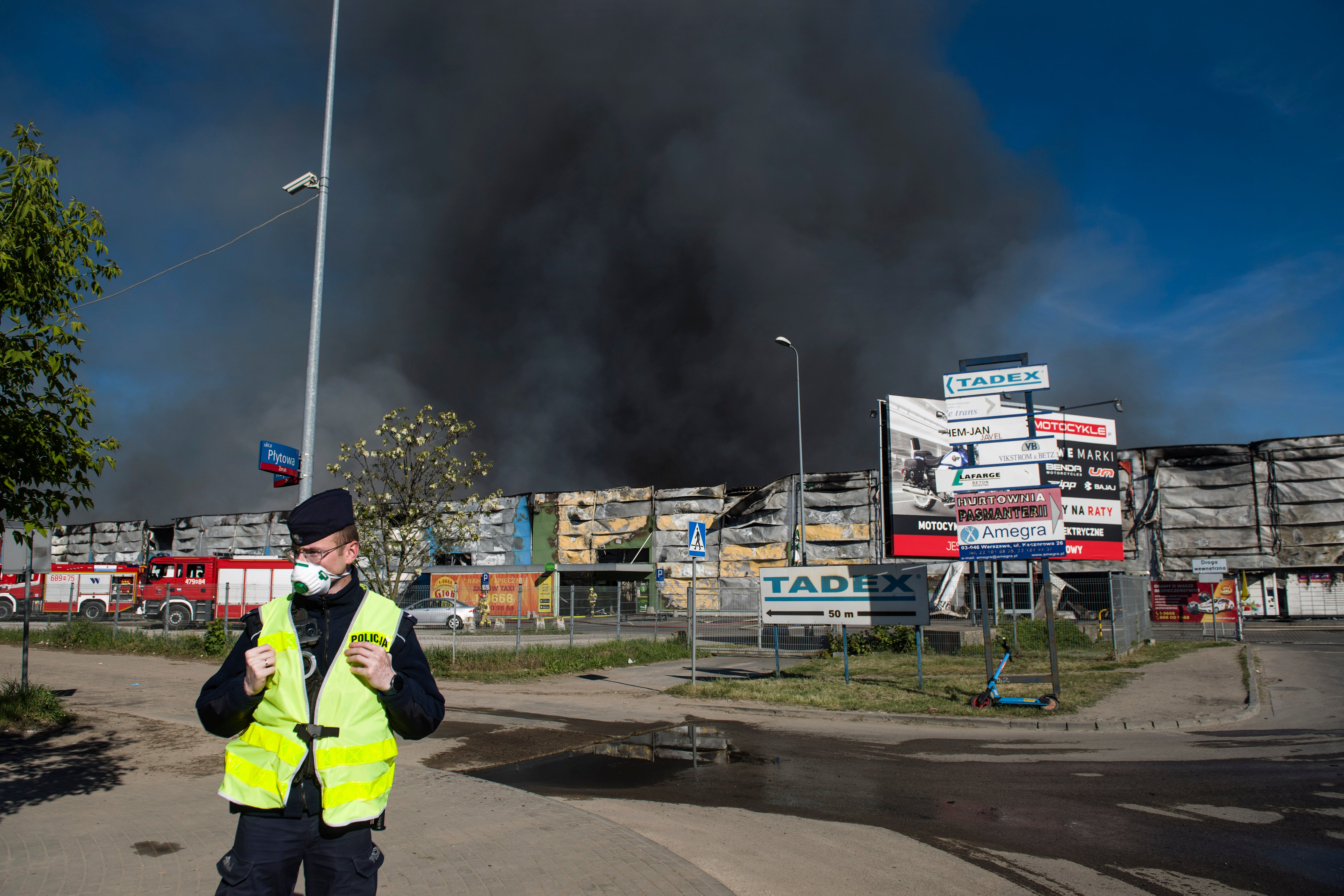 Humo negro en el cielo sobre el centro comercial Marywilska 44 (Varsovia), el pasado 12 de mayo. (Photo by Attila Husejnow/SOPA Images/LightRocket via Getty Images)