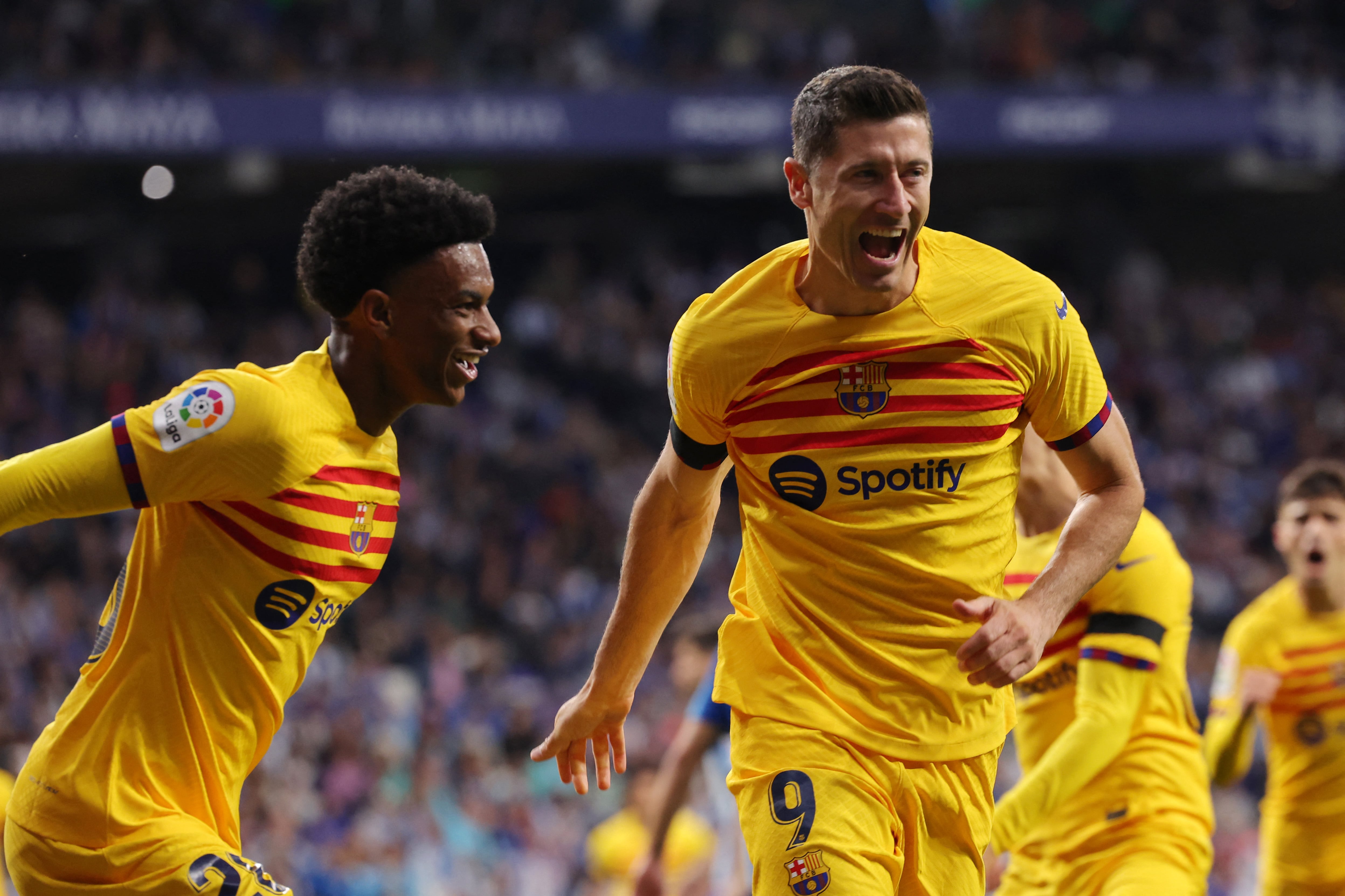 Lewandoski y Balde celebran el primer tanto del polaco en el partido entre RCD Espanyol y FC Barcelona