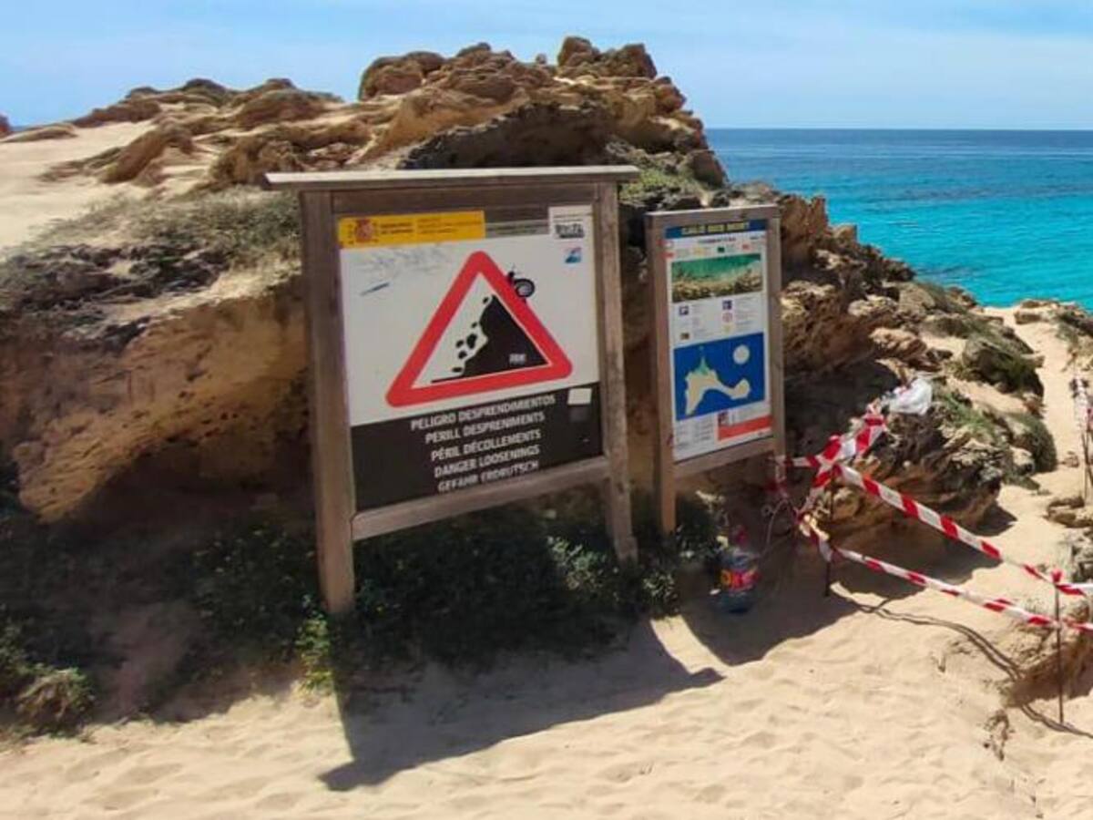 Cortan uno de los accesos a Caló des Mort en Formentera tras un desprendimiento de rocas