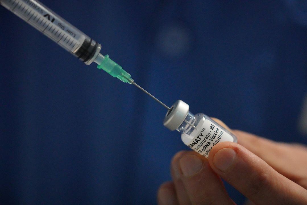 Un sanitario inyecta la dosis de la vacuna contra el Covid-19