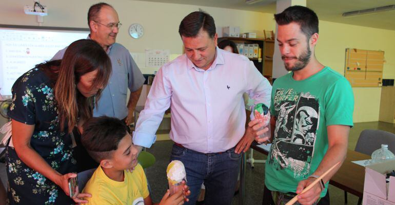 Manuel Serrano visita la Escuela de Verano Asociación Desarrollo