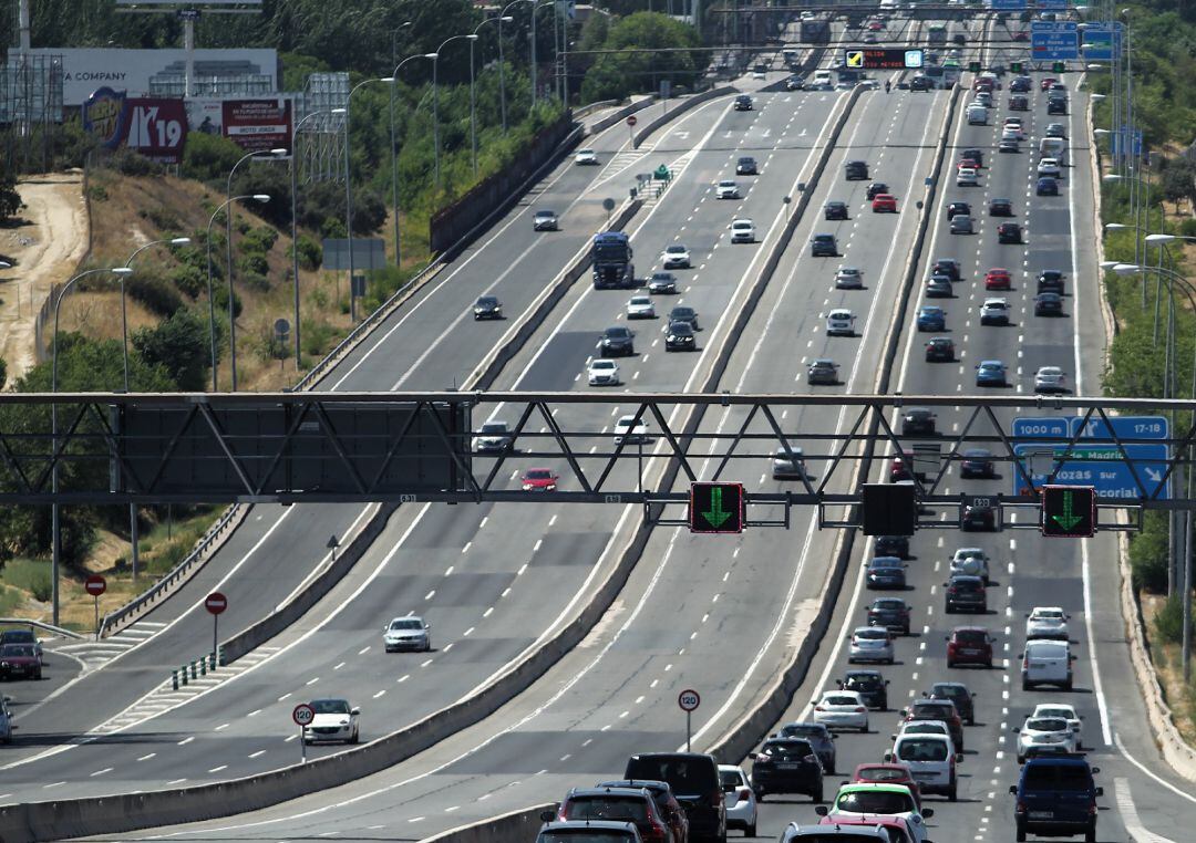 Tráfico de vehículos en la carretera A-6 a su paso por el barrio de El Plantío, en Madrid.