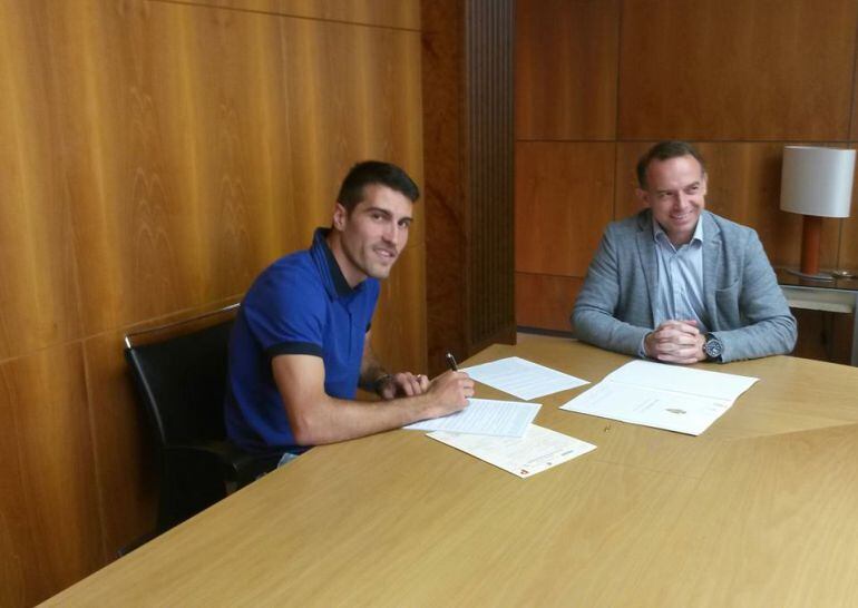 Alberto Zapater ha firmado esta mañana su contrato de dos temporadas con el Real Zaragoza