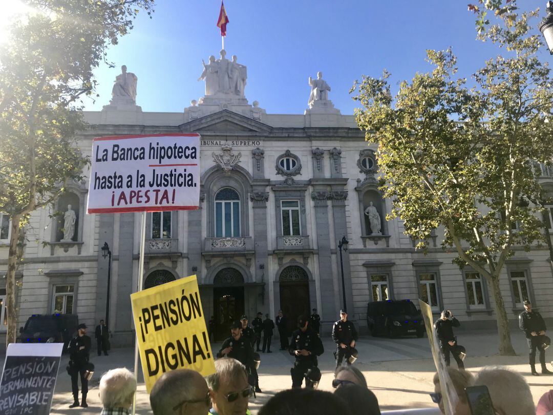 Pensionistas y miembros de la Plataforma de Afectados por la Hipoteca protestan