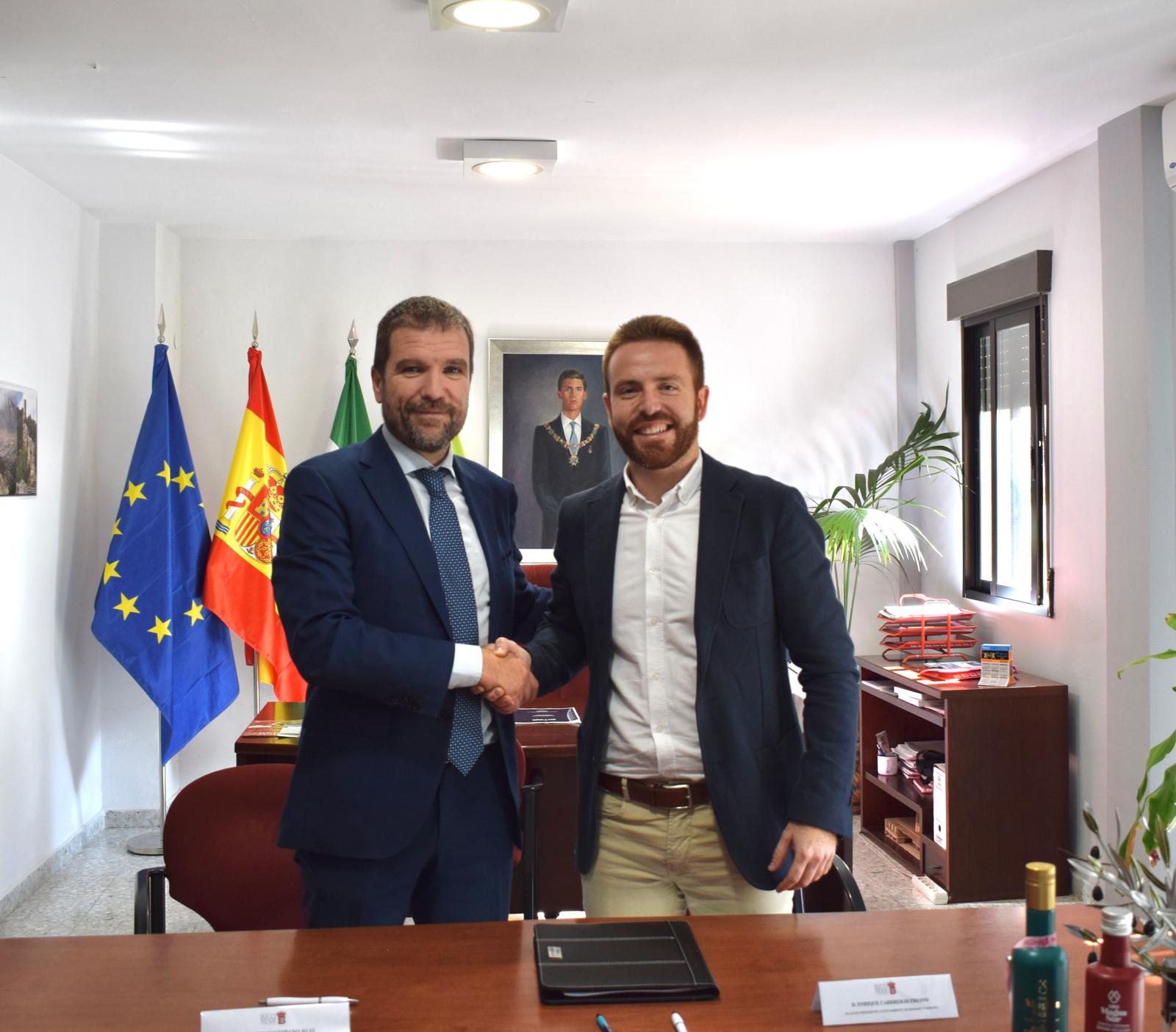 Saludo entre alcalde de Bedmar, Enrique Carreras, (Dcha.) y el presidente de &#039;EM & E Group&#039;, Javier Escribano, tras la firma del convenio