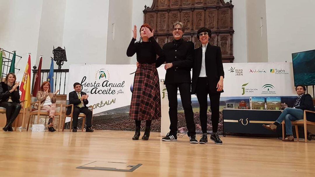 Ana Mure, Isabel Cabello y Enrique Moreno tras pronunciar el pregón de la V Fiesta Anual del Primer Aceite de Jaén