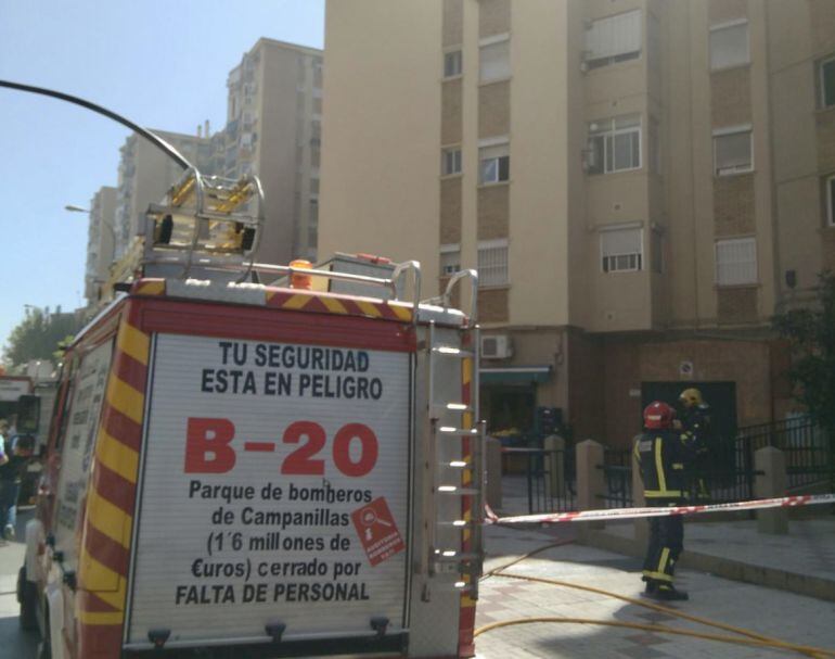 Los operarios municipales actuando contra las llamas en la Avenida de Europa