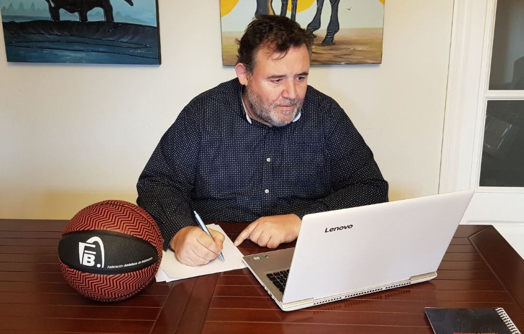 El presidente del baloncesto provincial trabajando desde casa,