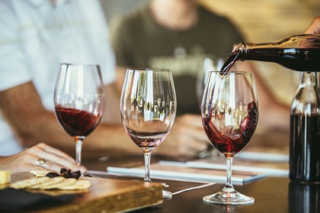 Fotografía de archivo de una cata de vinos