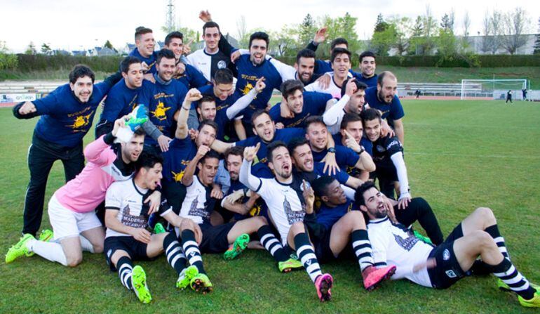 Momento de celebración tras el ascenso a Tercera de Unionistas CF