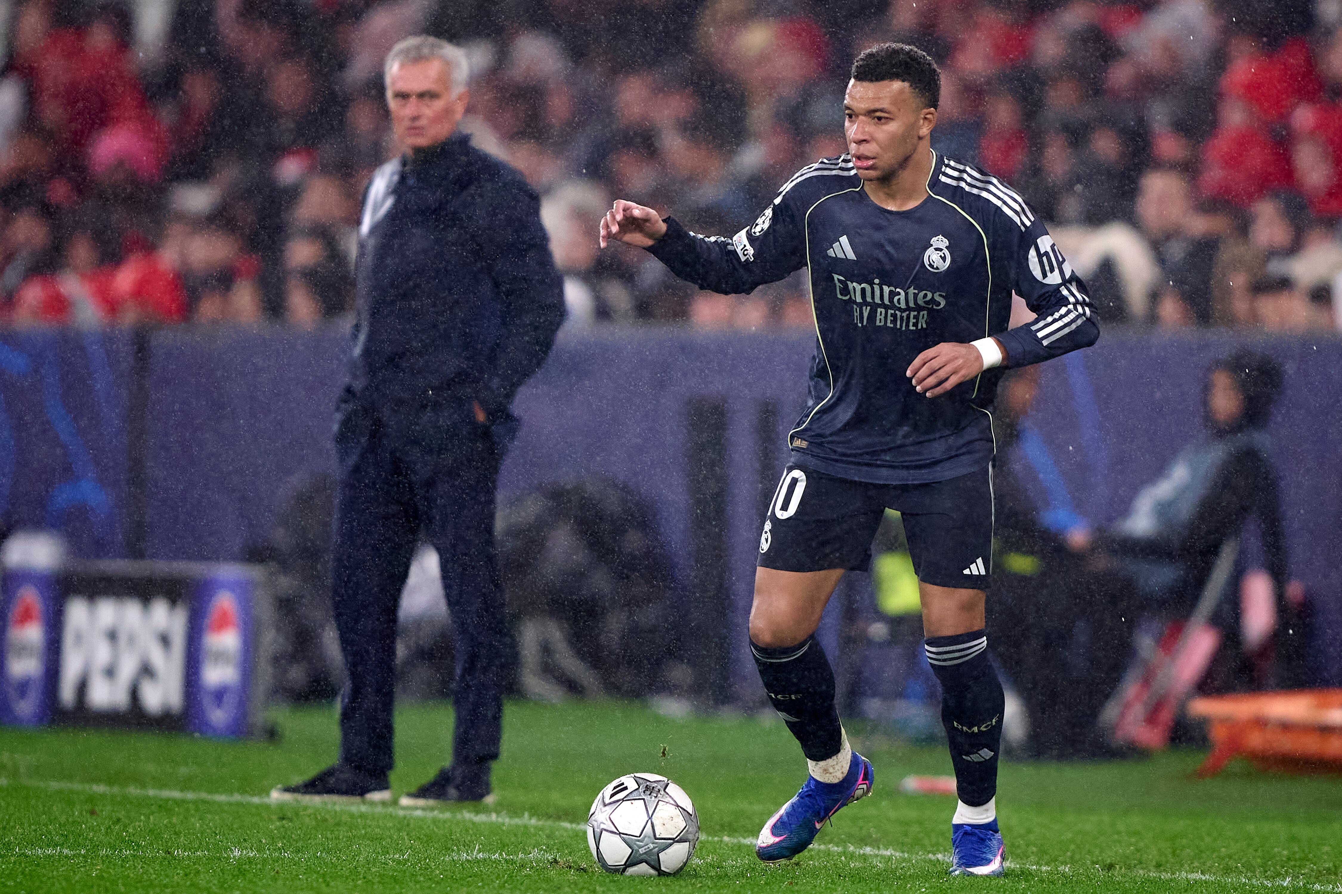 Mourinho sigue con la vista a Kylian Mbappé durante el partido del Benfica contra el Madrid