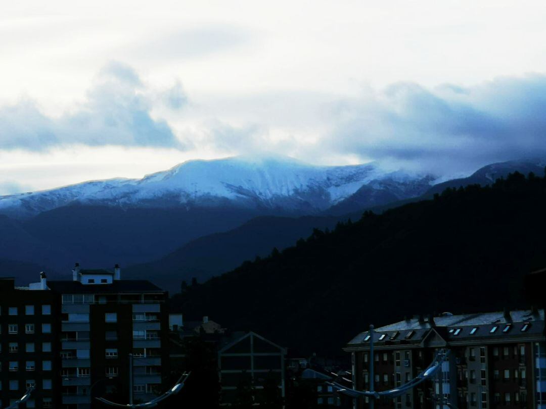 Amanece nevado el monte Morredero en el Bierzo