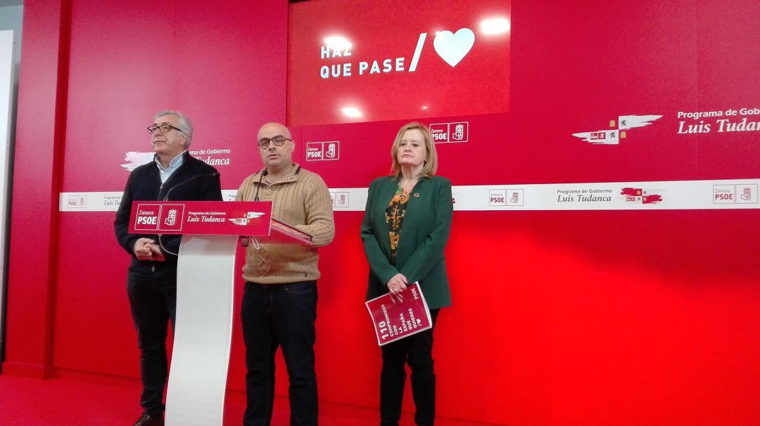 El secretario de Organización del PSOE en Zamora, Eduardo Folgado , flanqueado por José Fernández y Mar Rominguera