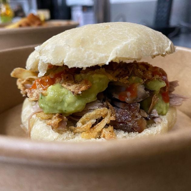 Mollete de cerdo asado, guacamole y cebolla frita