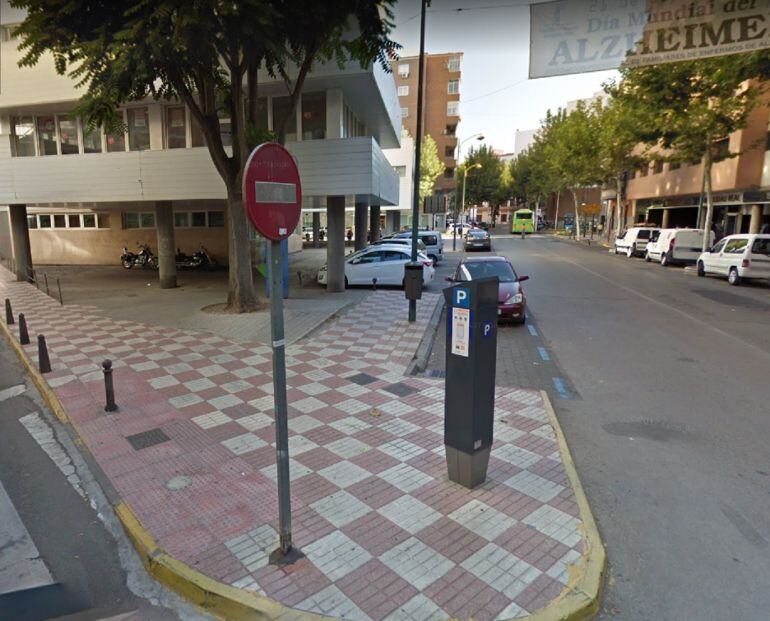 El hombre apuñalado en la espalda fue encontrado en esta zona de la calle Alarcos