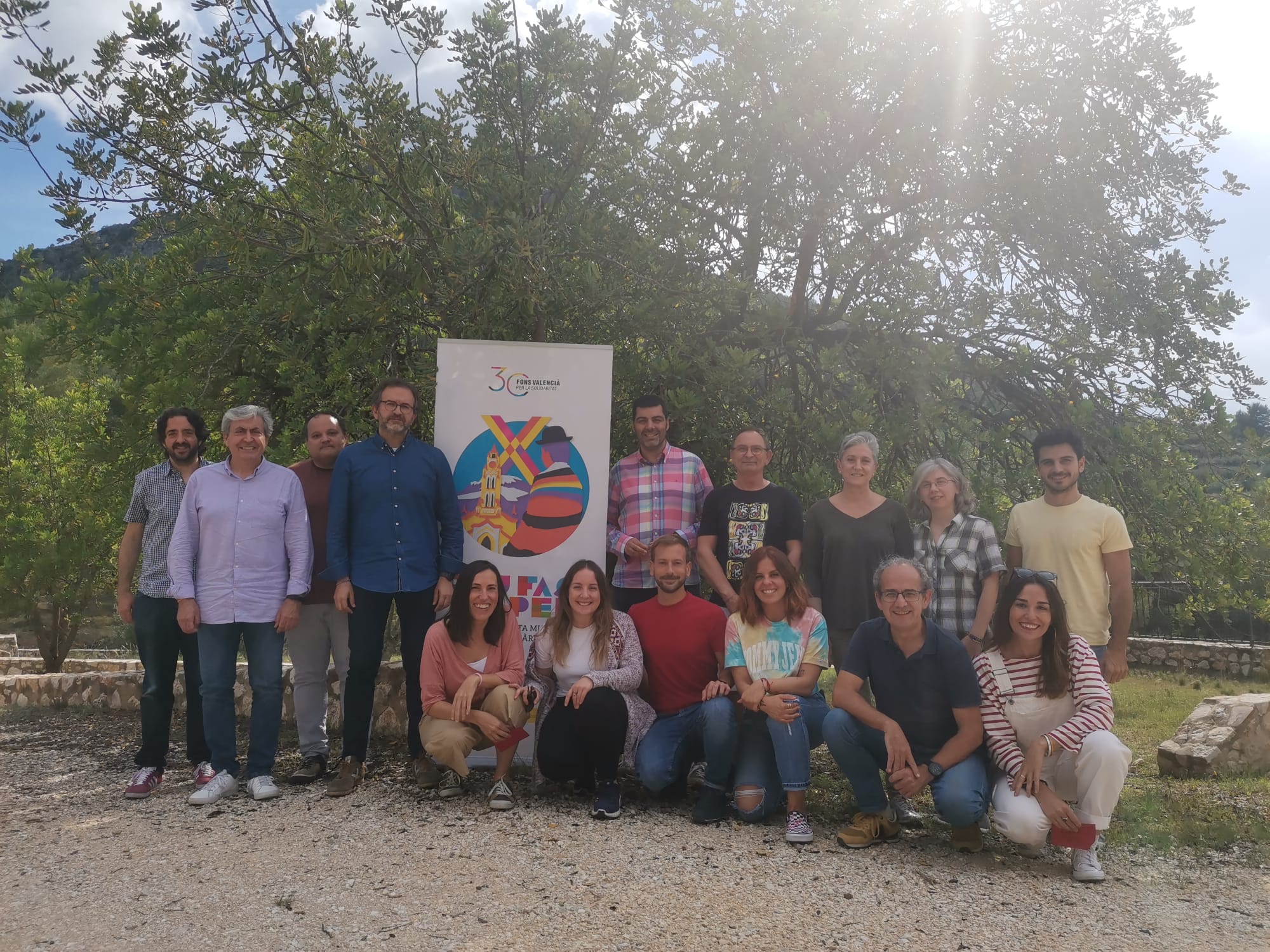 Carla Ballester (segona des de l'esquerra en la fila de baixa) és una de les voluntàries del projecte