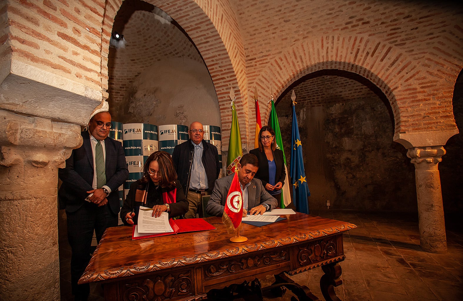 El presidente de IFEJA, Francisco Reyes, y la embajadora de Túnez, Fatma Omrani Chargui, firman un convenio de colaboración para Expoliva