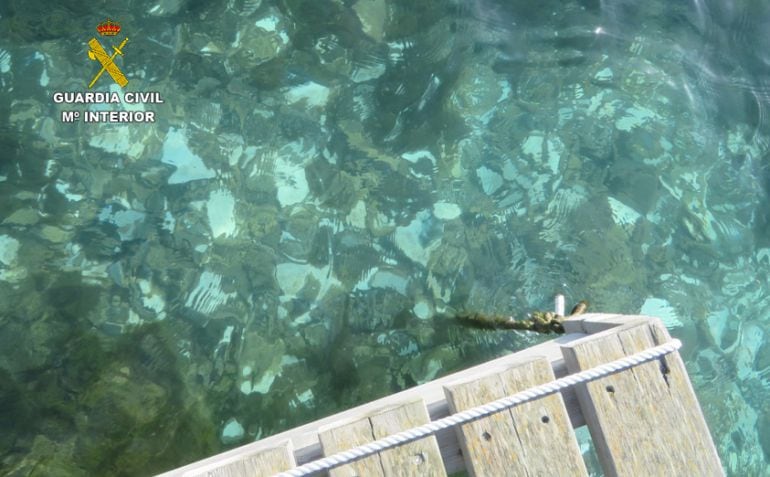 Los escombros se echaban en la zona de pantalanes de Cala Molí.