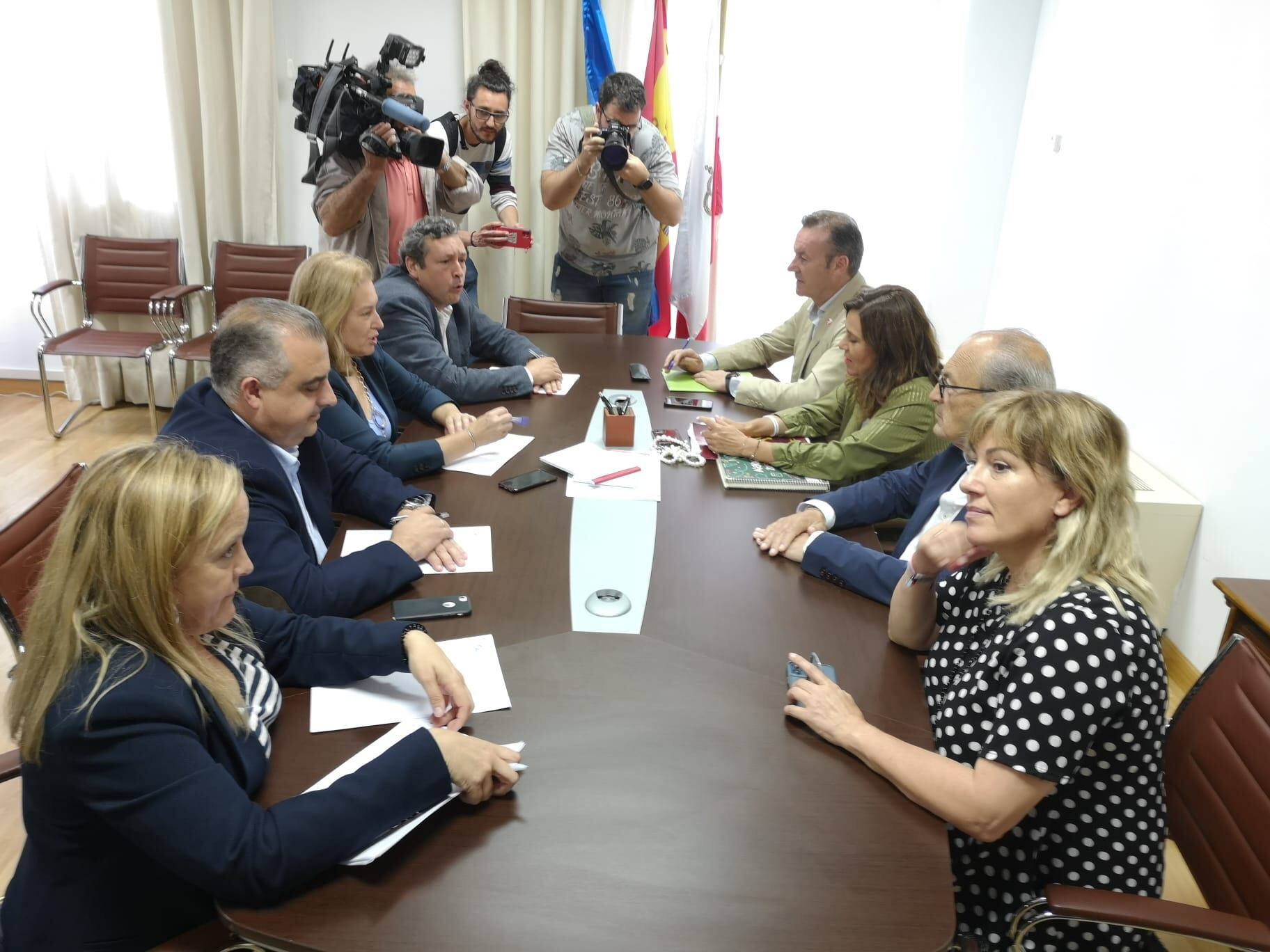 Segunda reunión entre PP y PRC para alcanzar un acuerda que permita gobernar en solitario a los populares en Cantabria.