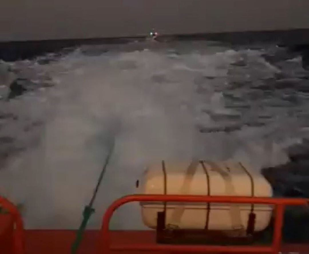 Així remolcaven el vaixell de pesca cap al port de Fornells.