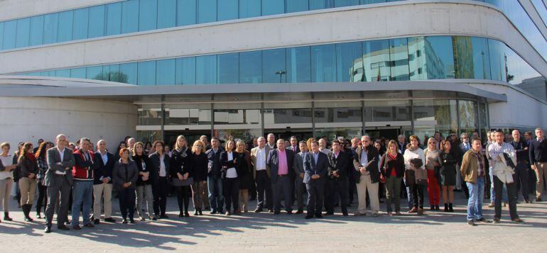 Como en todas las instituciones, la Diputación de Granada también ha celebrado una concentración contra el terrorismo al mediodía de este lunes tras los atentados de París