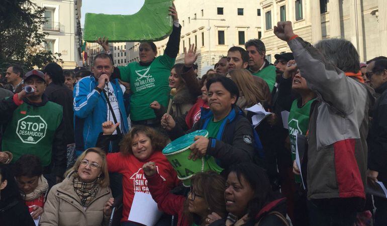 Manifestantes de la Plataforma de Afectados por la Hipoteca, ante el Congreso de los Diputados.