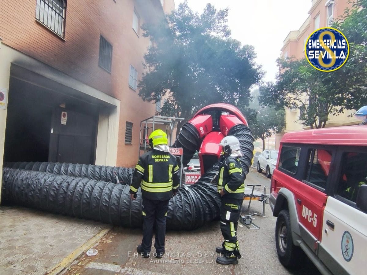 Bomberos de Sevilla en el incendio de un aparcamiento de Pino Montano