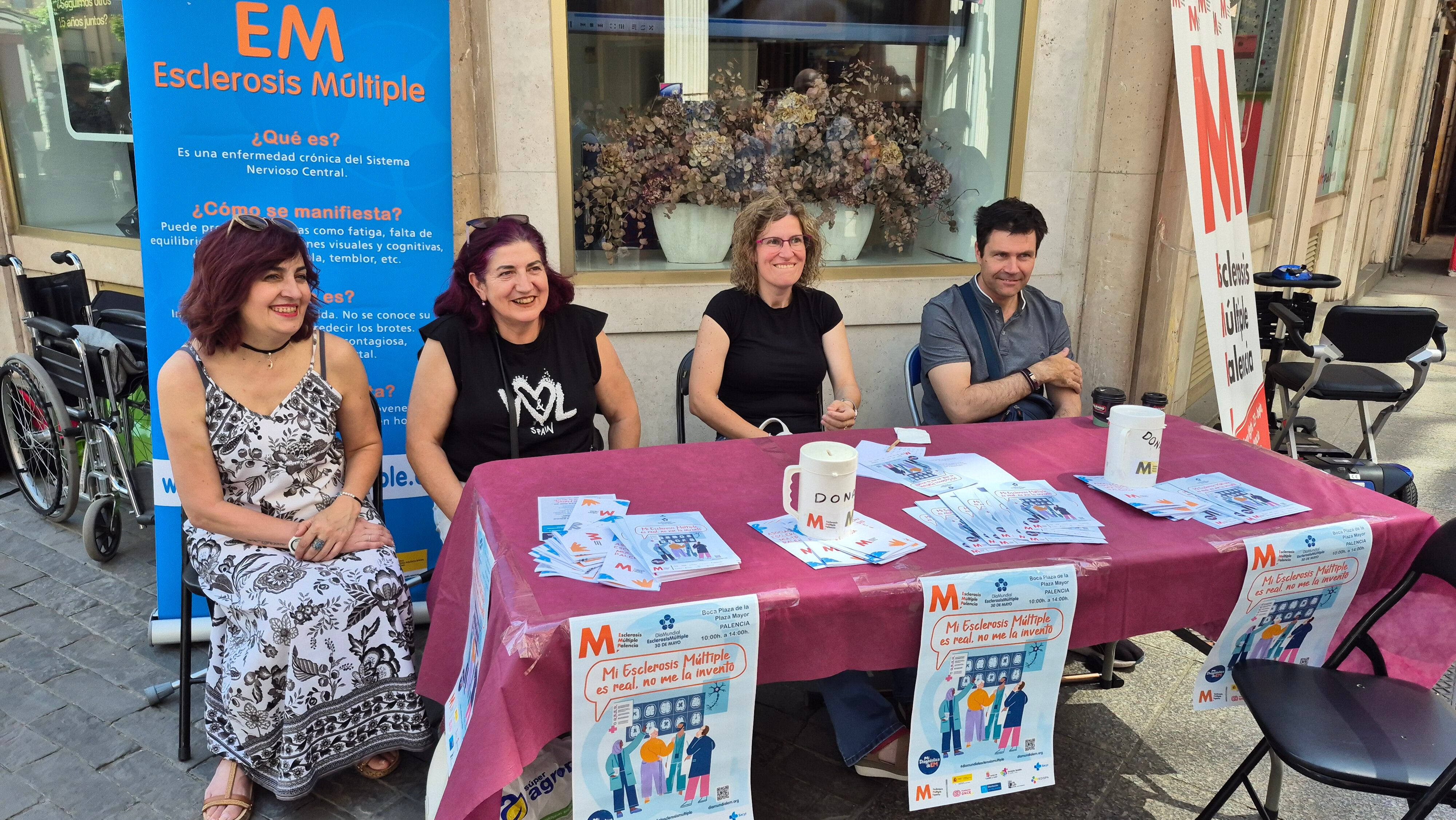 Mesa informativa instalada en la Bocaplaza de Palencia con motivo del Día Mundial de la Esclerosis Múltiple