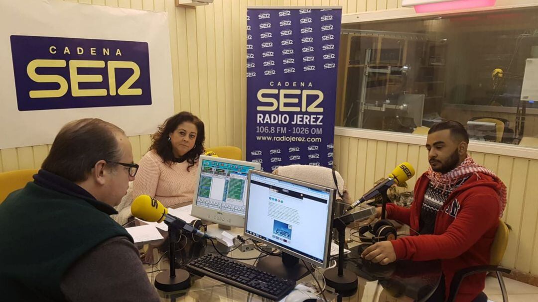 Husam, refugiado palestino, y Ana Castro, de Cáritas, durante su intervención en el Hoy por Hoy de Radio Jerez