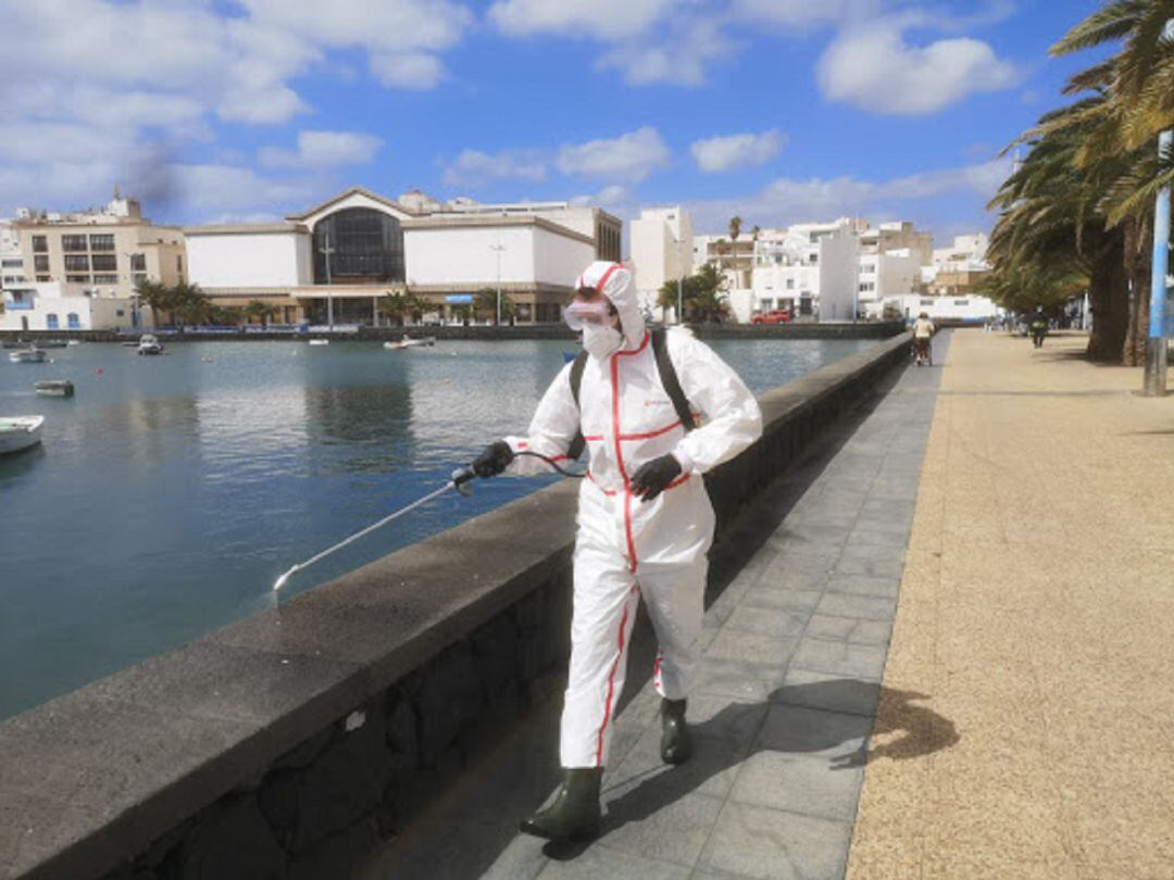 Labores de desinfección en el Charco de San Ginés de Arrecife, en Lanzarote.