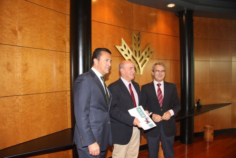 El profesor Miguel González (centro), junto a Antonio León (d) y Dimas Rodríguez.