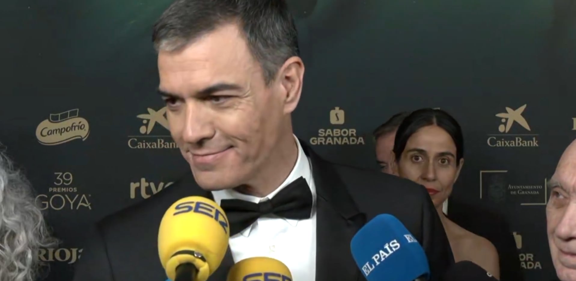 El presidente del Gobierno, Pedro Sánchez, atiende la alfombra roja de los Premios Goya 2025.